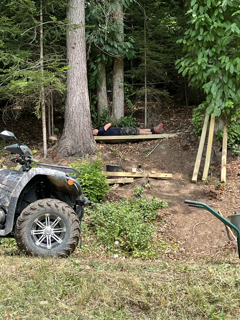 Gradnja kotička v gozdu